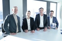 Besiegelten die zukünftige Zusammenarbeit (v.li.): Oliver Blanke (Mitglied der Geschäftsleitung der regio iT), Burkhard Schwuchow (Verbandsvorsteher der OWL-IT), Dieter Ludwigs (Vorsitzender der regio iT-Geschäftsführung) und Matthias Stoller (Sprecher der Geschäftsleitung der OWL-IT