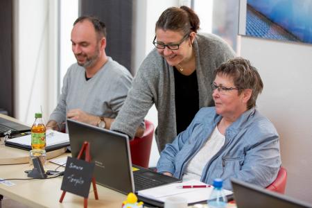 Trainerin Beate Volkmann erläutert Funktionen detailliert und individuell.
