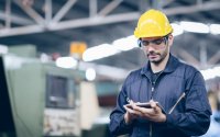 Frontline Worker zu vernetzen und mit automatisierten Prozessen zu entlasten, wirkt den Auswirkungen des Fachkräftemangels entgegen. Frontline Worker zu vernetzen und mit automatisierten Prozessen zu entlasten, wirkt den Auswirkungen des Fachkräftemangels entgegen.