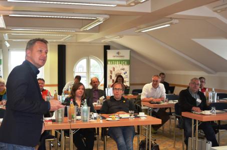 Geballtes Praxiswissen für die Planung: Dipl.-Holzbauing. Stefan Berbner ist Geschäftsführer der INTHERMO GmbH. Als gelernter Zimmermann kennt er die Anforderungen im Holzbau sehr genau. (Foto: Achim Zielke für INTHERMO, Ober-Ramstadt; www.inthermo.de)