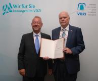 Uwe Breuer hat im Rahmen des 62. Verbandstages in Düsseldorf die Goldene Ehrennadel an Thomas Lüttke verliehen