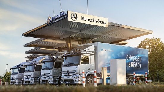 Einfacher-Einstieg-in-die-E-Mobilitaet-Mercedes-Benz-Trucks-eroeffnet-Ladepark-fuer-Kunden-in-Wo.jpg