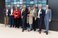 Der CSU-Arbeitskreis Wirtschaft der CSU-Fraktion im Bayerischen Landtag zu Besuch am SKZ (von links): MdL Josef Schmid, MdL Benjamin Miskowitsch, MdL und Staatsministerin a.D. Kerstin Schreyer (Vorsitzende), MdL Walter Nussel (stv. Vorsitzender), MdL Dr. Andrea Behr, MdL Jenny Schack, MdL Dr. Stefan Ebner, MdL Steffen Vogel und SKZ-Geschäftsführer Dr. Thomas Hochrein