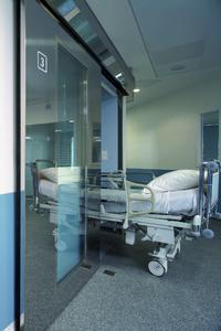 Vollautomatisches Schiebetürsystem mit dem GEZE Slimdrive SL NT Antriebssystem