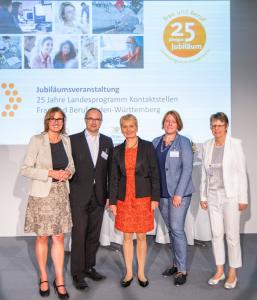 Staatssekretärin Katrin Schütz (links) und Dr. Birgit Buschmann (rechts), Leiterin des Referats für Wirtschaft und Gleichstellung im Wirtschaftsministerium freuen sich mit Dr. Andreas Schumm, Geschäftsführer der Wirtschaftsregion Heilbronn-Franken GmbH, Staatssekretärin Friedlinde Gurr-Hirsch, MdL und Simone Rieß, Leiterin, Kontaktstelle Frau und Beruf Heilbronn-Franken über das Jubiläum / Foto: Michael M. Roth, MicialMedia