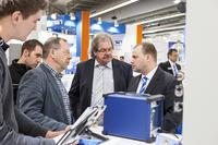 Das neue AFRISO Staubmessgerät STM 225, das bereits über die TÜV-Prüfung der Stufe 1 + 2 verfügt, war einer der Publikumsmagneten auf dem AFRISO Messestand – vor allem bei den Schornsteinfegern erzeugte das Messgerät sehr viel Aufmerksamkeit, Foto: AFRISO