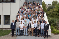 Mit gespannter Freude in die Heraeus Zukunft: Unsere neuen Auszubildenden und Dual Studierenden. Links unten: Georg Remmers, Leiter Personalentwicklung Heraeus; rechts unten: Wolfgang Flechtker, Leiter der Ausbildung Heraeus Mit gespannter Freude in die Heraeus Zukunft: Unsere neuen Auszubildenden und Dual Studierenden. Links unten: Georg Remmers, Leiter Personalentwicklung Heraeus; rechts unten: Wolfgang Flechtker, Leiter der Ausbildung Heraeus