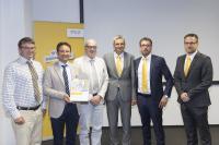 Würth Elektronik Stelvio Kontek S.p.A. wurde mit dem Best Supplier Award der Pilz GmbH & Co. KG ausgezeichnet. (V. l.) Thomas Pilz (geschäftsführender Gesellschafter, Pilz), Claudio Redaelli (Marketing Manager, Würth Elektronik Stelvio Kontek), Osvaldo Rusconi (Technical Manager, Würth Elektronik Stelvio Kontek), Michael Schulz (Vice President Purchasing, Pilz), Kai Wenz (Purchaser, Pilz), Ruben Conzelmann (Senior Manager Direct Material, Pilz) (Bildquelle: Würth Elektronik eiSos)