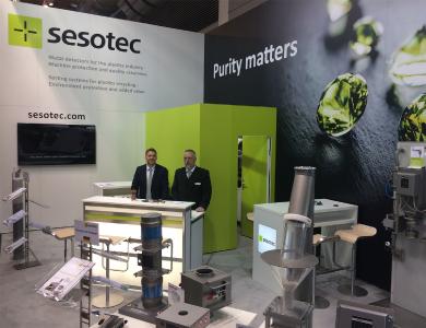 At Sesotec's trade fair stand Manuel Rückert (left) and Jörg Schaper presented metal separators for the protection of injection moulding machines, extruders, and blow moulding machines / Photo: Sesotec GmbH