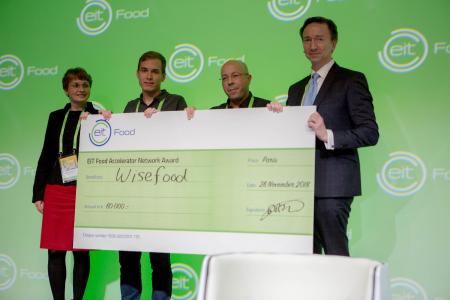 Philipp Silbernagel from wisefood receives the EIT Food Accelerator Network Programme