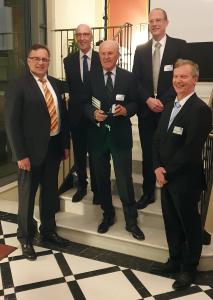 Dr. Jürgen Haase und Prof. Dr. Wolfgang Rosenstiel, Vorstandsmitglieder im edacentrum, Preisträger Prof. em. Dr. sc. techn. Heinrich Meyr mit den beiden Laudatoren Dr. Tim Kogel, Synopsys GmbH und Prof. Dr. Gerhard Fettweis, TU Dresden.
