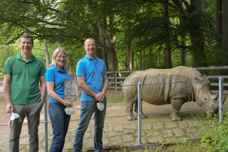 Übergabe der Patenschaftsurkunde für Nashornkuh Shakina im Dormunder Zoo. Stefan Welz (Geschäftsführer), Carmen Hoffmann (Marketing), Peter Adler (Geschäftsführer) v.l.n.r.