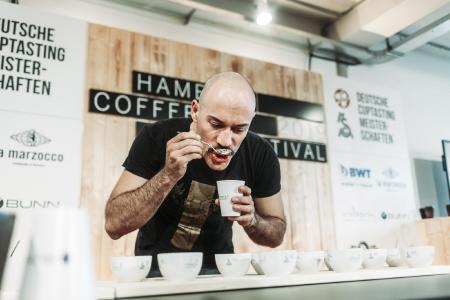 Deutschlands bester Kaffee-Sensoriker: Nikolai Fürst gewann die deutsche Cup-Tasting-Meisterschaft 2019 auf dem Hamburg Coffee Festival. /Foto: neun a ohg/Sinan Muslu