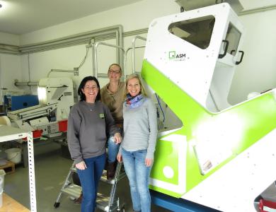 Doris Lengauer (rechts im Bild), Leiterin der Versuchsstation für Spezialkulturen in Wies, freut sich mit ihrem Team über das neue Farbsortiergerät von Sesotec ASM.