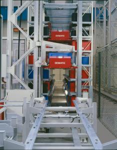 Ab April 2004 stattete Dematic die ersten Prototypen des Dematic Multishuttles mit Steuertechnik und Software aus, um die ersten Beta-Shuttles installieren zu können. Markteinführung war schließlich im Jahr 2006. (Foto: Dematic)