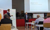 Arne Schwöbel führt in den Vortrag von Dr. Michael Lakatos ein