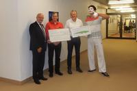 Ihnen steht eine spannende Ausbildung bevor: Dr. Thomas Steffen, Geschäftsführer Forschung und Entwicklung, begrüßte die neuen 55 Azubis mit Matthias Hecker, Leiter der gewerblich-technischen Ausbildung bei Rittal, und Tina Pfeiffer-Busch, Ausbildungskoordinatorin in der Friedhelm Loh Group (Quelle: Rittal GmbH & Co. KG)