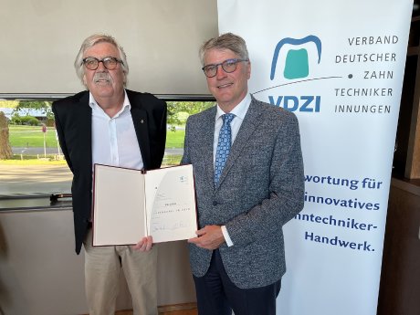 Pressebild_Goldene Ehrennadel_Rolf Schulz.jpg