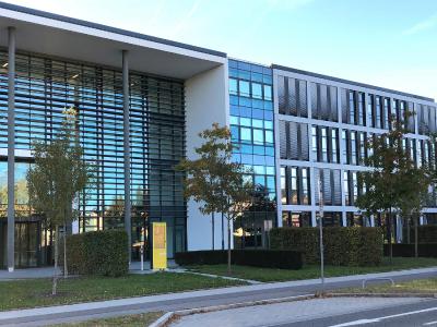 Rollos von Multifilm sorgen für effektiven Sonnenschutz im Bayernwerk Regensburg