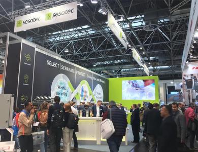 Zur K-Messe herrschte auf dem Messestand der Sesotec GmbH reger Besucherandrang. Bei allen kam das Social Impact-Thema „Circular Economy“ gut an.