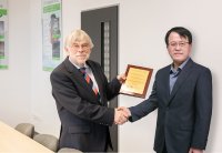 Prof. Dr. Dr. Dietmar Lerche (Managing Director LUM GmbH), Robin Lee (Young Jin Corporation, Korea, awarded in 2021)