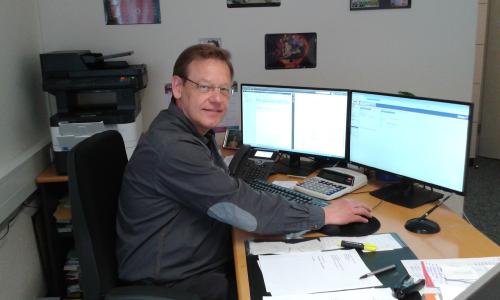 So sieht ein typischer digitaler Sachbearbeiter-Arbeitsplatz aus: Torsten Meier vom Standort Lübbecke arbeitet seit Dezember 2017 mit der digitalen Sozialakte. (Foto: Kreis Minden-Lübbecke)