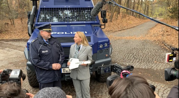 Polizeipräsidentin Berlin, Dr. Barbara Slowik übergibt Schlüssel an Kriminaldirektor Martin John.jpg