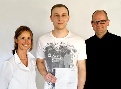 v.l. Claudia Sasse (Ausbilderin Mikrotechnologen), Tim Koziolek (Landesbester Mikrotechnologe), Guido Meyer (Vorstand für Produktion)