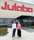Markus Juchheim (Geschäftsführer JULABO GmbH) und Hanna Böhme (Hauptgeschäftsführerin des wvib) vor dem neuen Produktions- und Logistikzentrum in Lahr.