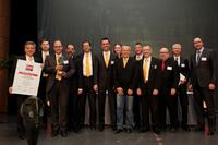 Standort- und Werkleiter von Continental Regensburg, Thomas Ebenhöch, mit seinem Team