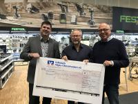 Oliver Stotz (Bürgerstiftung), Kilian Miller (Miller GmbH) und Rudi Dentler (Bürgerstiftung) bei der Spendenübergabe (v.l.n.r)