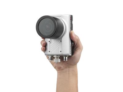 In der Smart Camera NEON-2000-JT2-X sind in einem nach IP67-zertifiziertem Gehäuse die Jetson-TX2-Computing-Plattform, Bildsensor und Bildverarbeitungssoftware integriert. Sie kann nicht nur Bilder vor Ort analysieren, sondern als Teil des Produktionsprozesses auch KI-basierende Entscheidungen in Echtzeit treffen