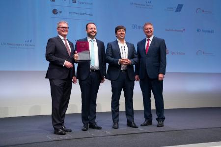 noris network gewinnt Bayerischen Gründerpreis (v. l.): Roland Burgis / Vorstandsmitglied Sparkasse Nürnberg, Florian Sippel / Executive Vice President Datacenter von noris network, Ingo Kraupa / Mitbegründer und Vorstandsvorsitzender von noris network, Dr. Schleicher / LfA Förderbank Bayern / Bildquelle: Sparkassenverband Bayern
