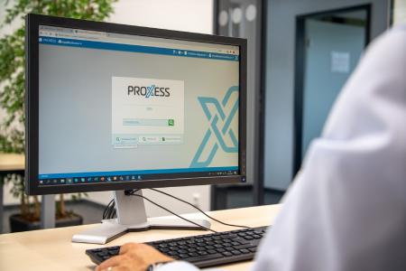 Mitarbeiter am PC-Arbeitsplatz