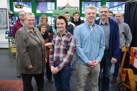 Nach 3,5 Jahren Ausbildung in der Werkstatt der FH Flensburg schauen Tobias Hansen (re.) und Jens Christiansen optimistisch in die berufliche Zukunft. Neben Familie und Arbeitskollegen freuen sich auch Sabine Christiansen, Kanzlerin der FH, und Werkstattleiter Rainer Delfs über die erfolgreichen Auszubildenden / Foto: Gatermann