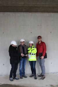 Phase 1 abgeschlossen: Die Abnahme des Rohbaus erfolgt mit der Zustimmung aller Beteiligten (v.l.) Michael Druffel (Projektleiter krz), Axel Bley (Schwakenberg | Bley Architektenpartnerschaft mbb), Britta Dierking (Eggersmann Anlagenbau Concept GmbH), Joachim Scholz (Scholz Hoch- und Stahlbetonbau GmbH)