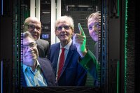 Begutachten den neuen Serverraum der THM (v.l.): THM-Präsident Prof. Dr. Matthias Willems, Steffen Ehl (Rittal Foundation), Rainer Reissner (Geschäftsführer der Rittal Foundation) und THM-Vizepräsident Prof. Dr. Peter Hohmann.