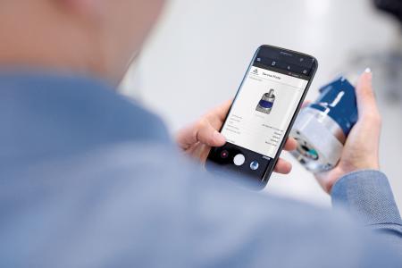 The WITTENSTEIN Service Portal can be accessed in various ways, for example by scanning the Data Matrix code on the product / © WITTENSTEIN SE