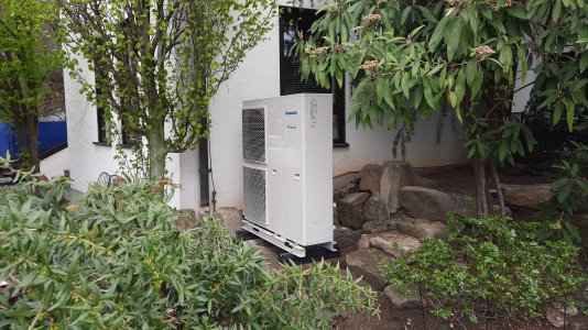 Außengerät einer montierten Panasonic Luft-Wärmepumpe © iKratos