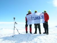 Drei Mitglieder des Ísmar-Teams auf dem höchsten Berg Islands, dem Vatnajokull-Gletscher. Sie stiegen im Jahr 2016 zum Gipfel auf, brachten die Ísmar-Flagge mit und vermaßen sogar den Gipfel neu.