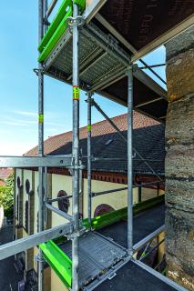 Bild 6
Die hohe Flexibilität von PERI UP Easy erlaubt Gerüstlösungen, die mit Rahmengerüsten bisher fast nicht möglich schienen. Der Easy Rahmen ist im eingebauten Zustand selbst bei genauem Hinsehen kaum noch als Einzelbauteil erkennbar.
(Foto: PERI Deutschland)