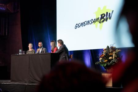 Antje von Dewitz, Cacau und Minister für Soziales und Integration Manne Lucha mit Moderatorin Pinar Atalay auf der Verleihung des Integrationspreises