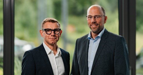Uwe Vogt, Vorstandsmitglied (links) und Dr. Florian Jurecka, Vice President Global Sales an.jpg