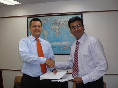 Robert Bommers, Leiter des Geschäftsbereichs Automotive Asia/Pacific der BLG, und Yogesh Parekh, Managing Director der Orchid Shipping Pvt. Ltd., nach der Vertragsunterzeichnung