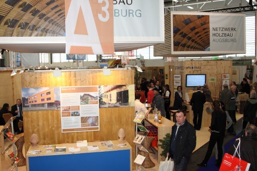 Das Netzwerk Holzbau im Wirtschaftsraum Augsburg war auch in diesem Jahr mit einem Stand un.jpg