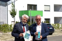 Sachsen-Anhalts Umweltminister Prof. Dr. Armin Willingmann mit GWW-Geschäftsführer Christian Zeigermann mit dem AURA-Award vor dem GWW-Sonnenhaus