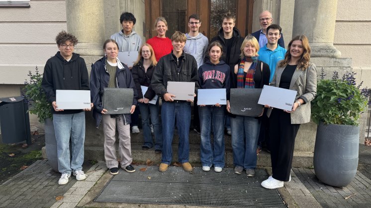 Spendenübergabe an das Hainberg Gymnasium.jpeg