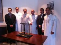 PROMATIS CFO Michael Mohl überreicht das Jubiläumsgeschenk an Tamer Chairman und Managing Partner Ayman Tamer. Im Bild von links nach rechts Dr.Oliver Krone (PROMATIS), Faisal F. Tamer (Managing Partner), Mohammed F. Tamer (Managing Partner), Maamoun M. S. Tamer (Managing Partner), Michael Mohl, Ayman M. Tamer. 