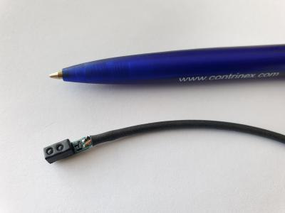 Der MiniDist im Größenvergleich: Das Gehäuse misst nur 12x4x4x mm