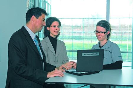 Festo bildet in 12 technischen und kaufmännische Berufen und 7 Studiengängen der Berufsakademie aus. Die Ausbildungsquote liegt bei 7,2%.